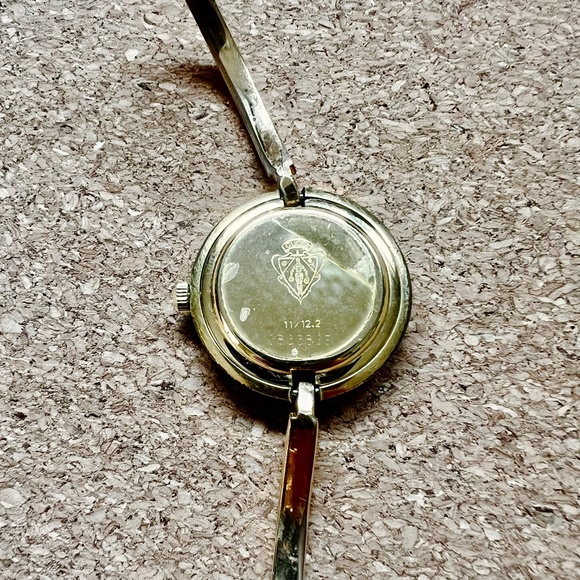 Vintage Gucci Women’s Bangle Watch with Interchangeable Blue Bezel – Swiss Made - Picture 9 of 12